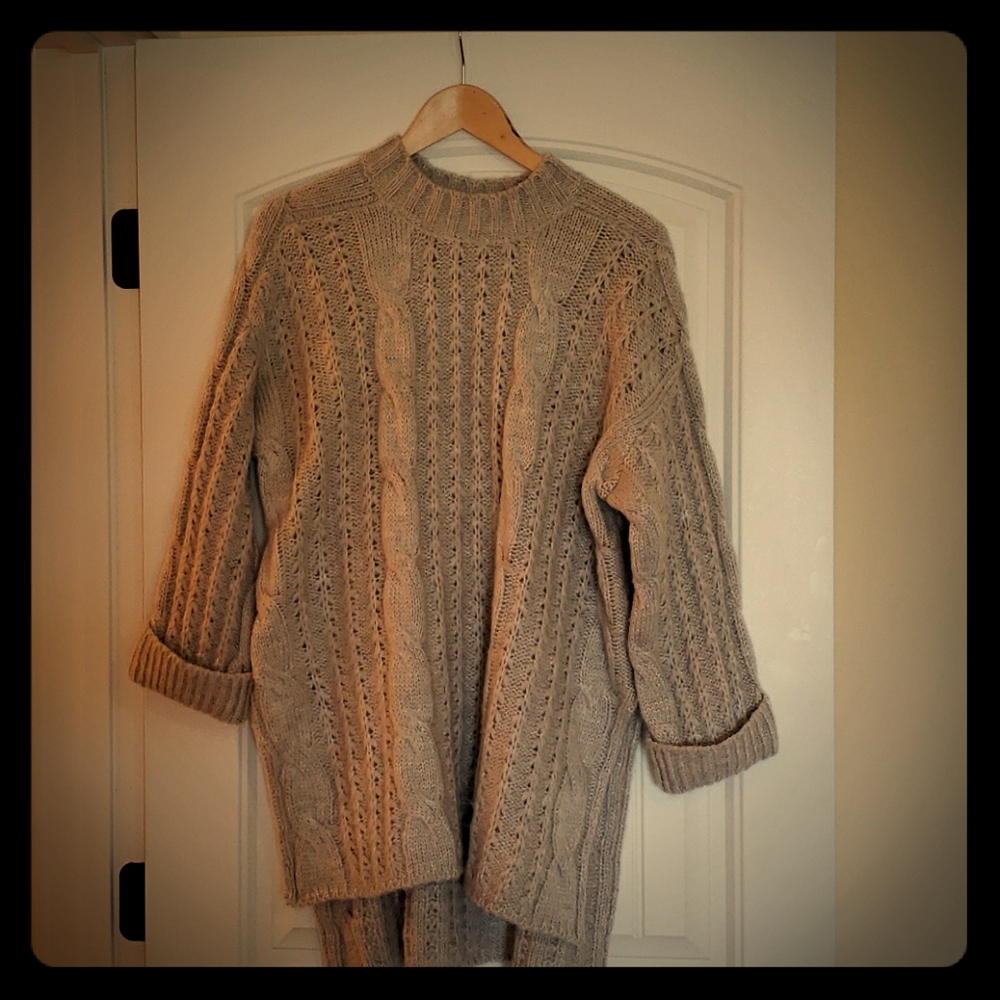 Sweater dress with high sides